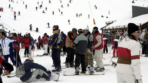 Muchos esquiadores se animan a ir a la estación de Cerler. 