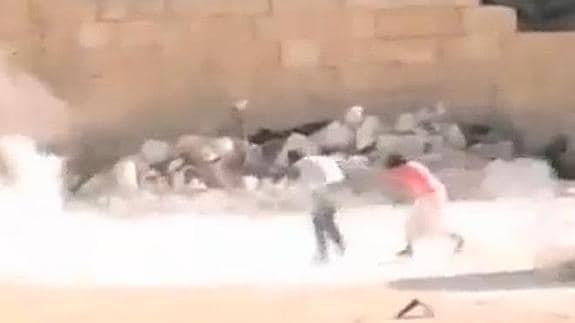 Un niño sirio salva a su hermana bajo el fuego de francotiradores
