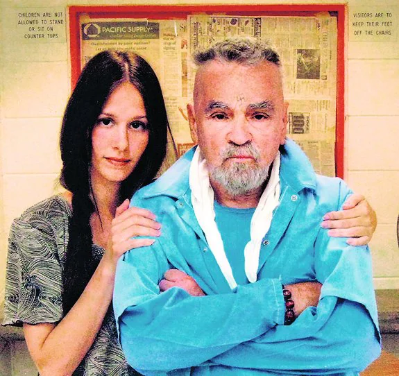 Star y Charles Manson, durante una de las visitas que ella le hace en prisión. 