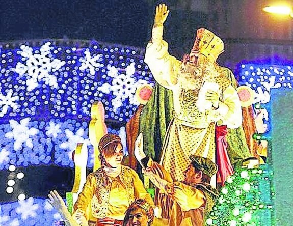 El Rey Melchor saluda a los niños en la cabalgata. 