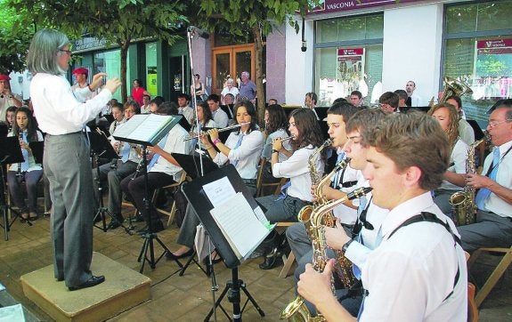 Banda. Mañana, Día de Navarra, la Banda de Música de Elizondo ofrece un concierto. 