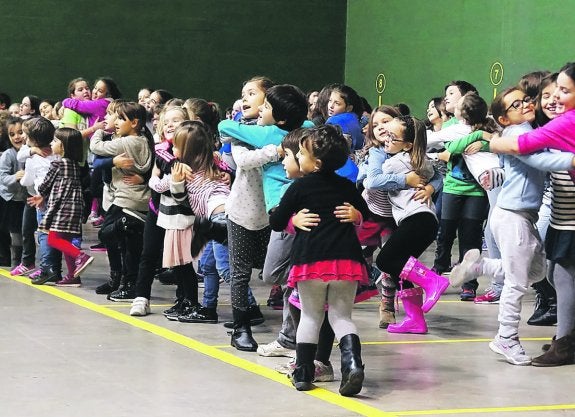 'Flashmob'. Los pequeños disfrutaron en el ensayo de los pasos que interpretarán mañana.