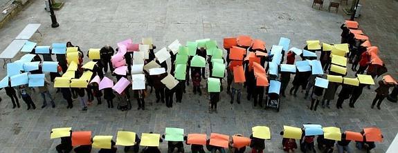 Los escolares y vecinos darán forma  esta tarde al lema 'Euskarak 365 Egun'