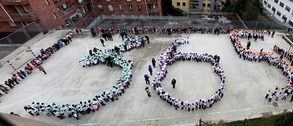 Mosaiko bat. Gainzuriko ikasle eta irakasleek urtaearen egun bakoitzari egin zioten erreferentzia euskara erabiltzeko egunerokotasunean. 