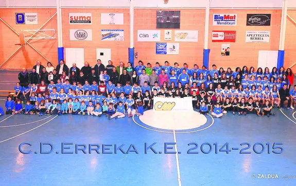 Jugadores, directivos y patrocinadores del CD Erreka en su presentación. 