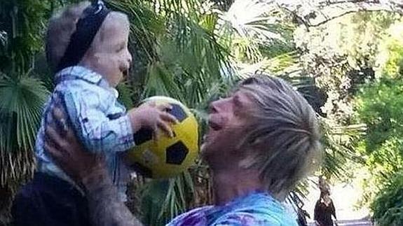 Viaja 10.000 kilómetros para animar a un niño con la misma enfermedad rara