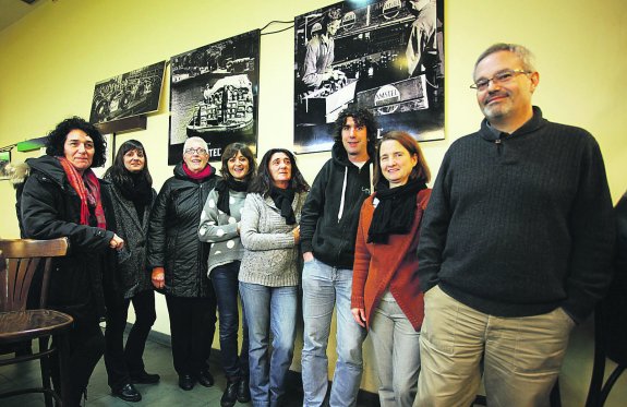 Claro que Podemos. De izquierda a derecha, algunos de los miembros de la candidatura avalada por Pablo Iglesias; Ana San Román, Ohiana Goenaga, Amaia Urberuaga, Dinora Mega, Ana Varela, Hannot Sansinenea, Rosa Gorrochategui y Javier Ezkerekotza.