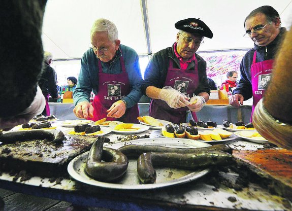 El carnicero tolosarra Luis Mari Garikano fue nombrado ganador a la mejor morcilla de Tolosa 2014.