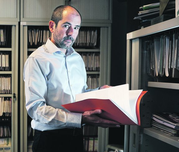 De mudanza. Paul Ríos repasa archivos históricos en la sede de Lokarri en Bilbao.