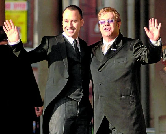 David Furnish y Elton John saludan a sus invitados.