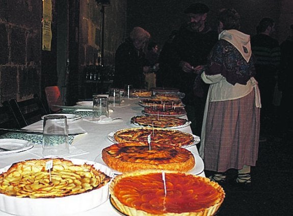 Txistorra, talos, sidra, tartas de manzana... de todo hubo en la tarde del pasado domingo en la plaza San Juan con la fiesta de Santo Tomás.