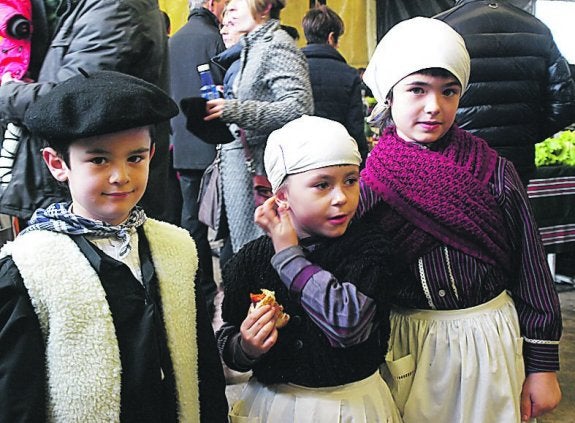 Txikitxoek batik bat, janzkeraren ohiturarekin bat egin zuten.