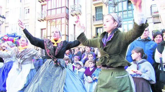 La tradicional interpretación de la txerri-dantza popular en la Herriko plaza fue uno de los espectáculos que más concurrencia reunió al mediodía. 
