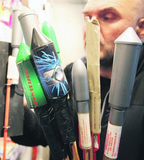 En Pirotecnia Astondoa ofrecen a los clientes un breve curso sobre seguridad cuando compran material pirotécnico.