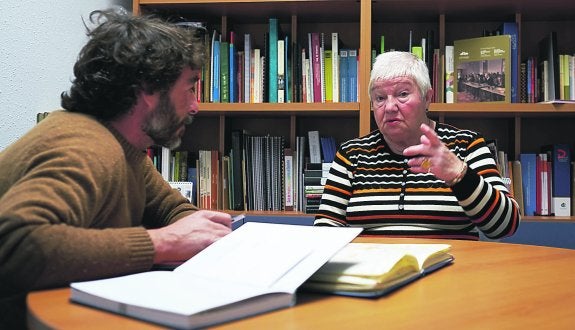Isabel Perea, que vive en su piso en Donostia, charla con Abel Barcenilla, trabajador social de la Fundación Hurkoa, que ejerce su tutela desde hace diez años.