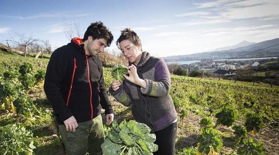 Mendizabal, de El Curry Verde, y Zamora, de Mattenea, en la huerta de este caserío.