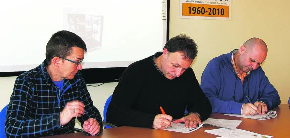 Firma. El IEFPS Don Bosco y la Agencia de Desarrollo Oarsoaldea colaborarán en el uso de las impresoras de tres dimensiones. 
