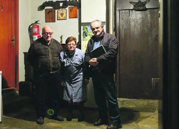 Mikel Prieto, que porta una carpeta, junto a los actuales moradores del caserío, Pedro Alustiza y Rosario Mujica, quien no guarda parentesco alguno con el presidente uruguayo a pesar de que tiene el mismo apellido.