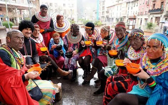 Carnaval. Una cuadrilla disfrazada de tribu Masai en la plaza Kalebarren-Areizaga.