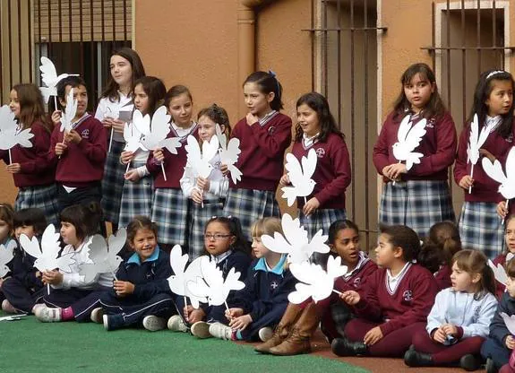 En La Anunciata. Los escolares con palomas blancas durante un acto anterior. 