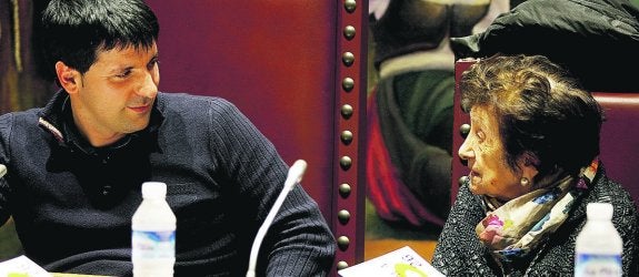 Bilduma. El alcalde Julen Mendoza con Antonia Loidi durante la presentación. 