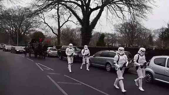 Cortejo 'imperial' en el funeral de un fan de 'Star Wars'