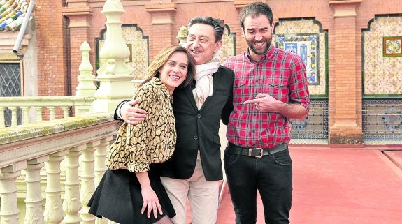 María León es Carmen, enfermera sevillana y Jon Plazaola es Iñaki, vasco cuarentón. En el centro, Mariano Peña, otro de los protagonistas. 