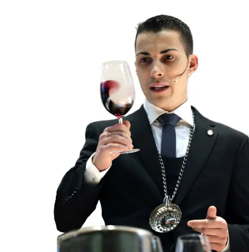 Guillermo Cruz, sumiller del Mugaritz, agita una copa con vino tinto durante el certamen en que se coronó como mejor sumiller español.                               