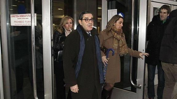 El expresidente de Kutxabank, Mario Fernández, sale de los juzgados de Bilbao