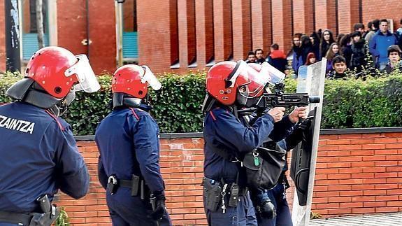 «¿Quién ha lanzado proyectiles de caucho?»