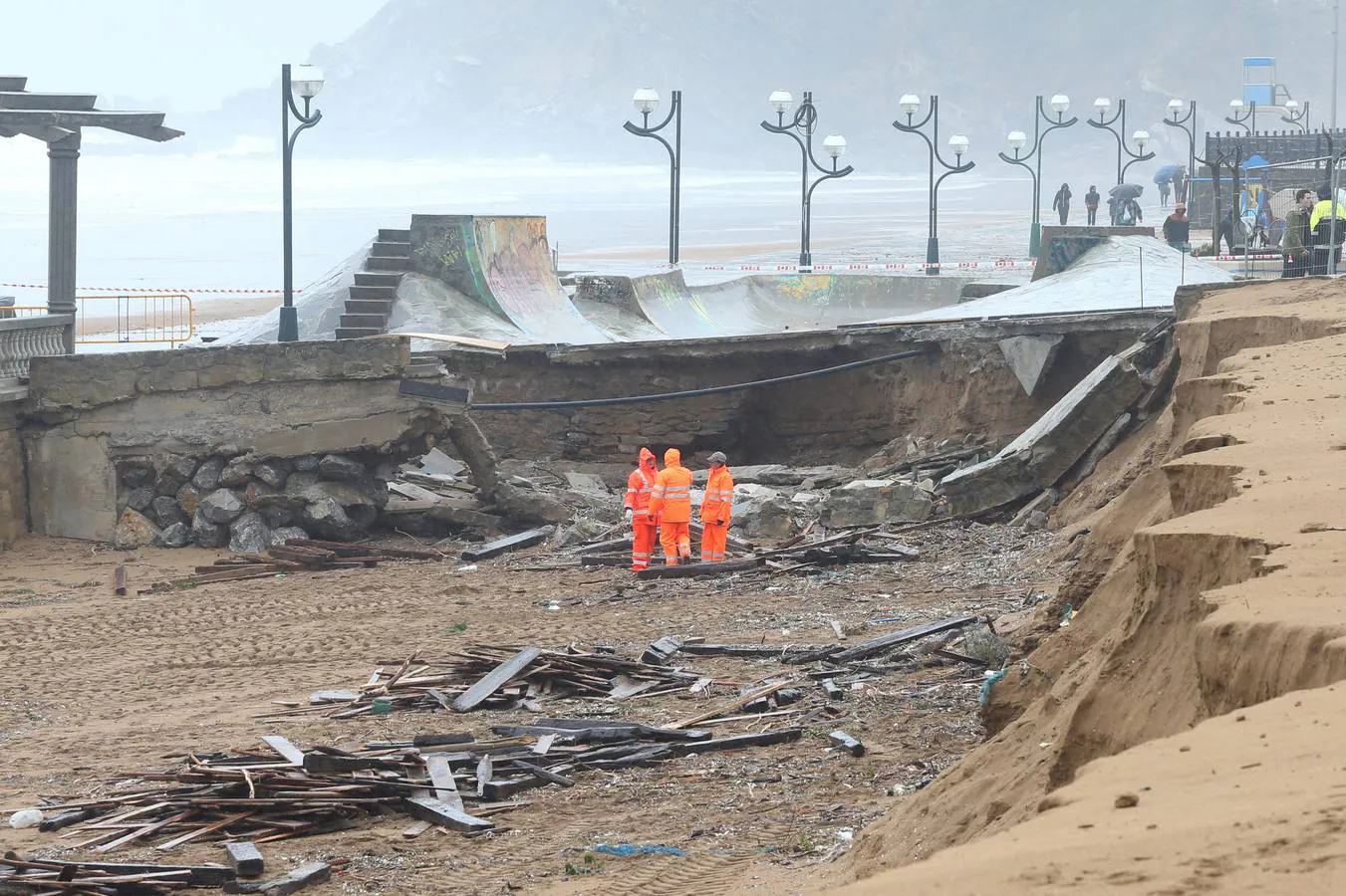 El daño causado por las olas en el malecón de Zarautz