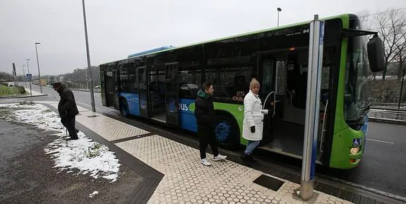 Dos vecinos de Añorga cogen la línea 25 en la parada de Karmengo Ama, que carece de marquesina. 