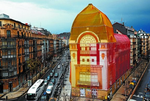 El edificio Bellas Artes se encuentra actualmente cubierto por una malla. 