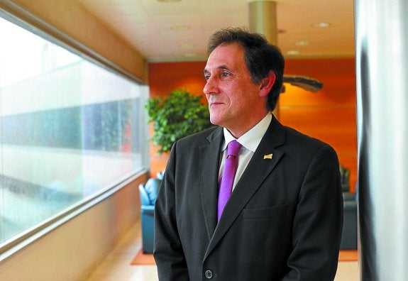 El presidente de Laboral Kutxa en una sala de la cooperativa de crédito de Mondragón. 