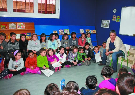 Puy Zalduendo explicando los detalles de su oficio a niños de primer y segundo curso. 