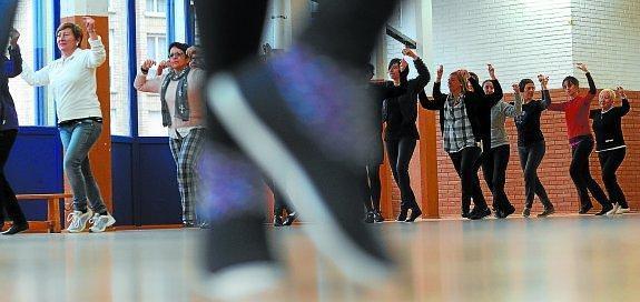 Entseguak. Belaunaldi desberdinetako dantzari ohiak pausuak berreskuratzen ari dira hilabete hauetan Euskal Jai berezia ospatzeko asmotan.