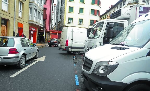 Coches y furgonetas aparcadas de 'aquella manera' esta semana en Foruen Plaza. 