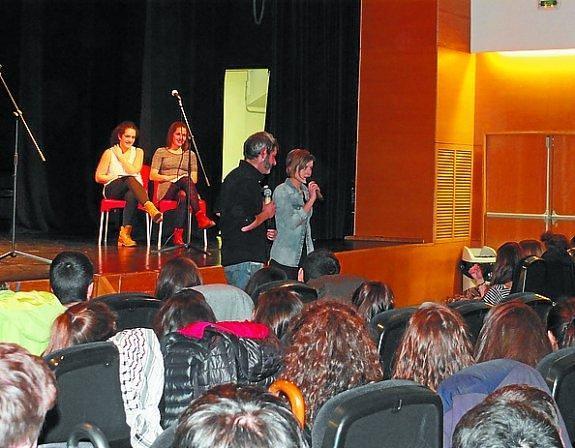 Ekitaldia. Bertsolariak atzoko saioan. 