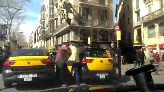 Los dos taxistas durante la pelea.