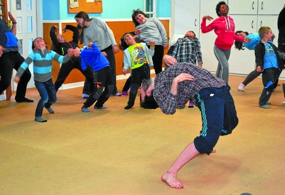 Expresión. Los pequeños se lo pasaron en grande imitando sus movimientos.