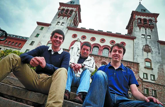 Mikel Ormazabal, Rafa Olaizola y Juan Pablo Aroztegi, ante la gran fachada del Seminario de San Sebastián.