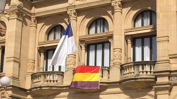La bandera republicana en la fachada del Ayuntamiento.