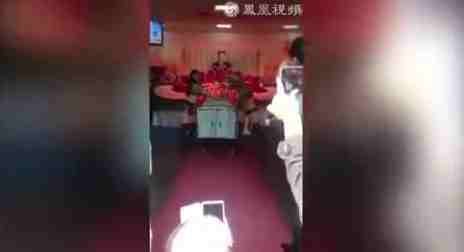 Una viuda contrata a strippers en el funeral de su marido