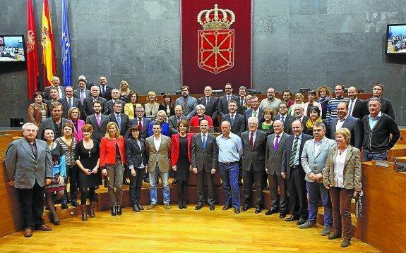 Los parlamentarios navarros se sacaron una foto de final de legislatura el pasado 26 de marzo en el Parlamento de Pamplona.