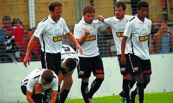 Galán celebra uno de sus dos goles junto a Mikel Alonso, Rodellar y Silas. 