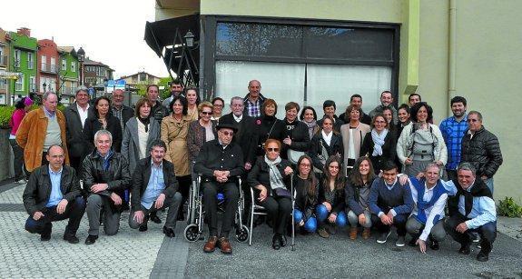 Izaskun, Iosu y Marisol, junto a los nietos, bisnietos y tataranieto bajo la placa de Patxiku Pagadizabal. 