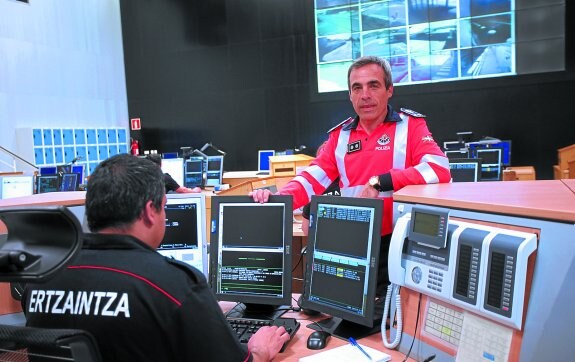 Santiago Núñez, máximo responsable de Tráfico de la Ertzaintza en Gipuzkoa, en el centro de coordinación.
