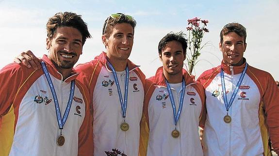 Iñigo Peña, segundo por la izquierda, con su medalla. 