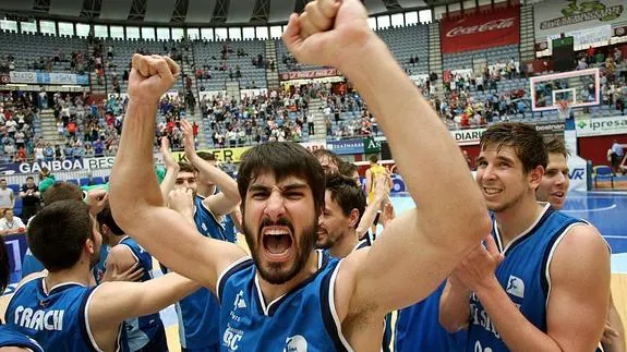 Dani Díez celebra por todo lo alto la victoria del GBC ante el Iberostar. 