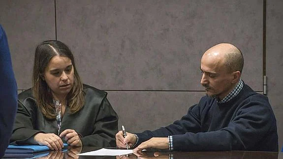 Juan Carlos Aguilar con su abogada, Livia González, durante el juicio.